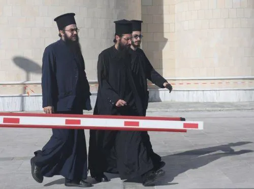 Υπόθεση Αββακούμ: Δωρεά €6.000 από λήπτη βοηθήματος, χιλιάδες ευρώ αξιώνουν μελισσοκόμος και ελαιοχρωματιστής