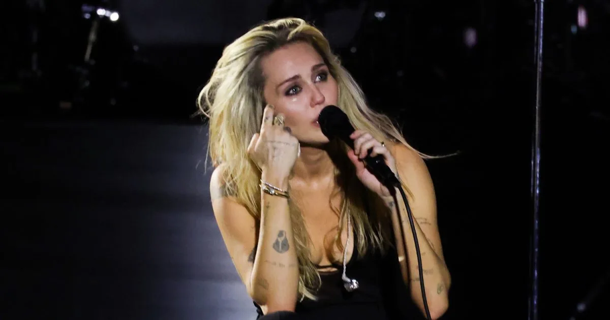Σπαρακτικές στιγμές στο Λος Άντζελες: Η Miley Cyrus ξέσπασε σε λυγμούς για τη Dolly Parton!