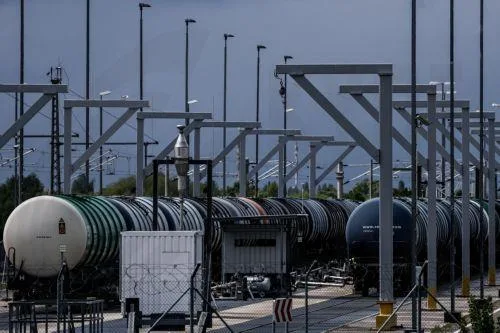 Υποχώρηση τιμών πετρελαίου καθώς η αγορά περιμένει αποδέσμευση ευρωπαϊκών αποθεμάτων