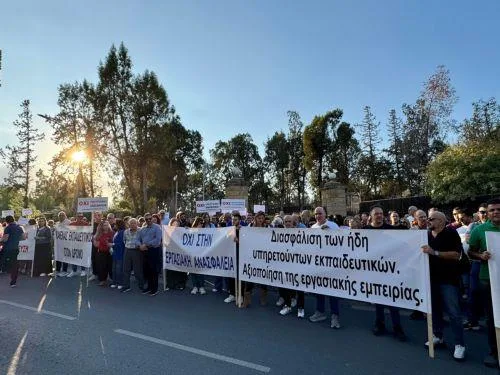 Κινητοποίηση εκπαιδευτικών έξω από το Προεδρικό για το Σύστημα Διορισμών