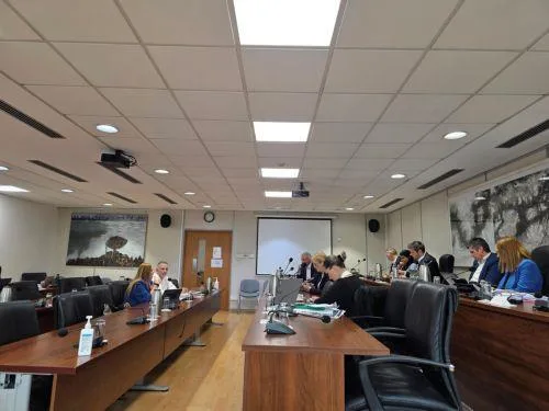 Καθυστερήσεις για επιδόματα και προβλήματα στις φυλακές ανέδειξε η Επ. Διοικήσεως στην Επιτροπή Θεσμών