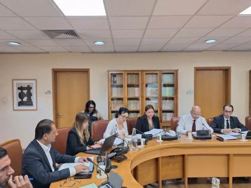 Την επίτευξη συγκλίσεων ΥΠΕΣ - ΕΟΑ για νόμο κοινόκτητων οικοδομών χαιρετίζουν οι Βουλευτές