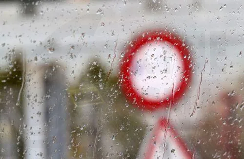 Περιορισμένη ορατότητα στην περιοχή Κοκκινοτριμιθιάς λόγω έντονης βροχόπτωσης
