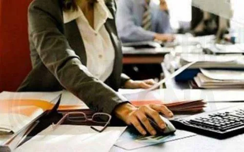 Στα €1.953 οι διάμεσες μηνιαίες απολαβές υπαλλήλων το 2025, στα €2.591 ο μέσος όρος