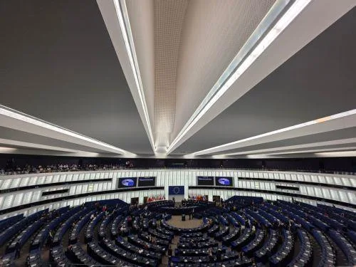 Αντιπαράθεση Γεάδη–Μποτένγκα στο ΕΚ για την Αριστερά με φόντο τις διαδηλώσεις στην Ευρώπη