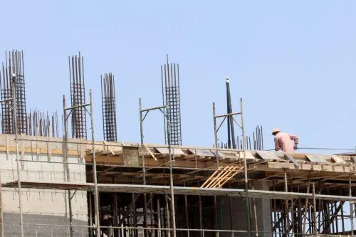 Η εξαίρεση κινδυνεύει να μετατραπεί σε κανόνα, προειδοποιεί η ΕΥ για πολεοδομικές παρεκκλίσεις