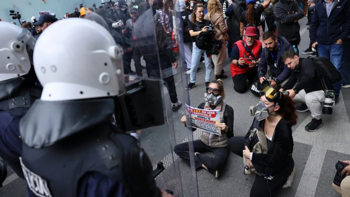Αλβανία: Πρόστιμο 5.500 ευρώ σε συμμετέχοντες σε πορείες που εξελίσσονται σε βίαιες διαδηλώσεις