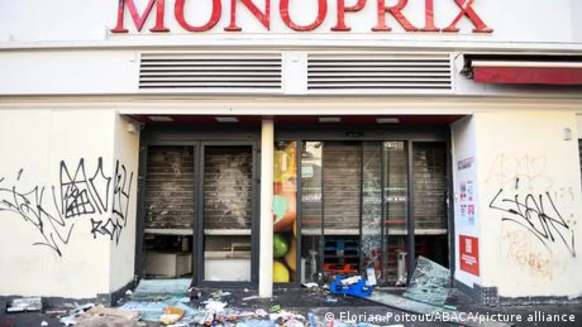 Καταστροφές σε κατάστημα Γαλλίας