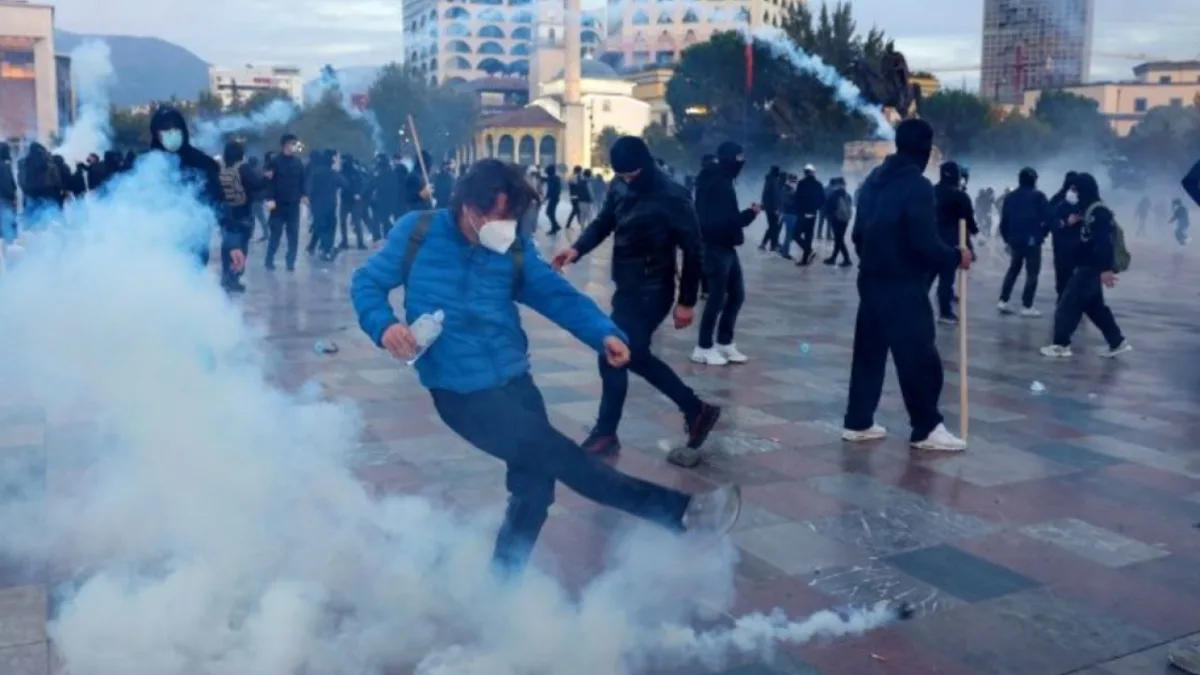 Διαδηλωτές στην Αλβανία