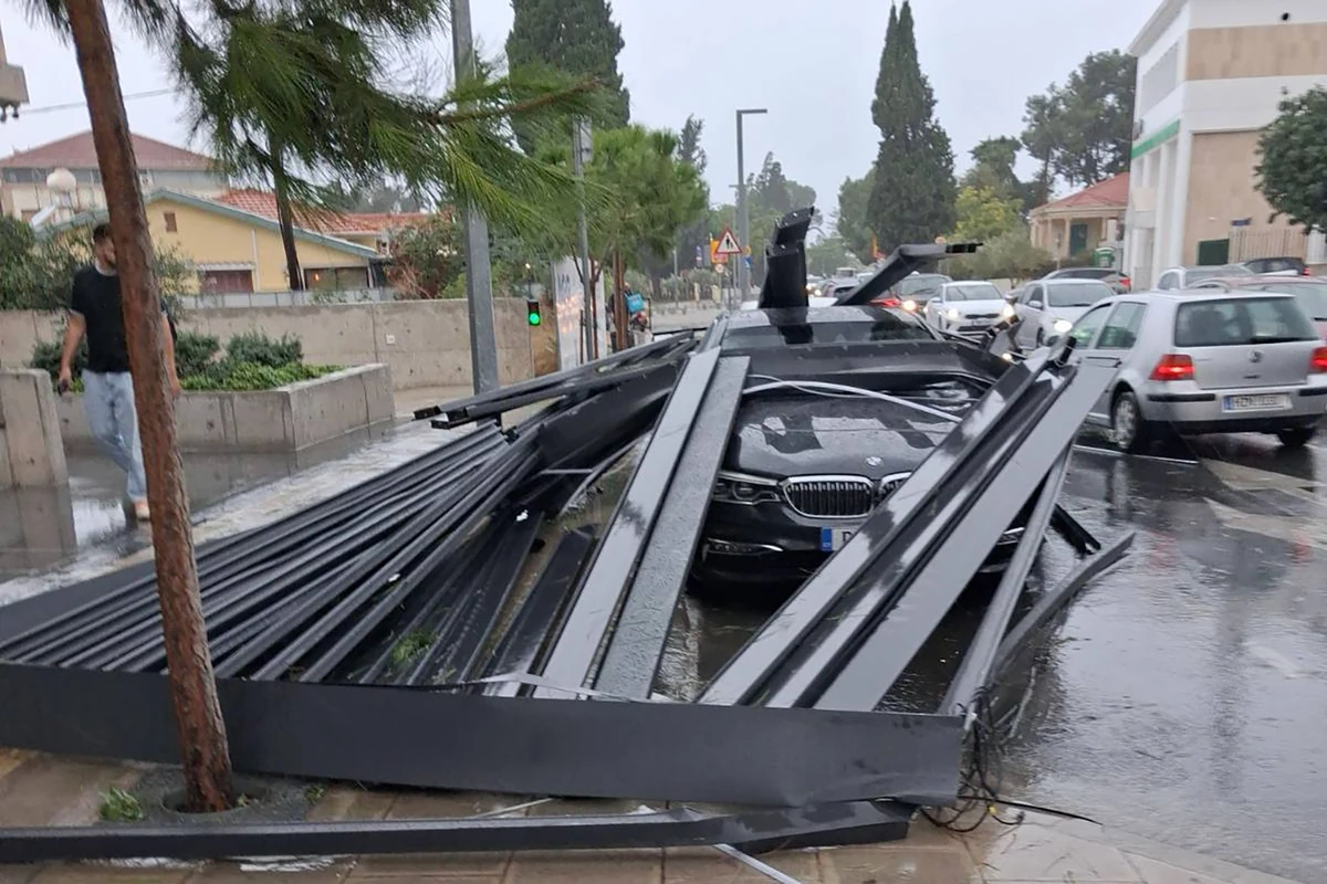 Πτώση μεταλλικής κατασκευής σε σταθμευμένο όχημα στην Πάφο λόγω κακοκαιρίας