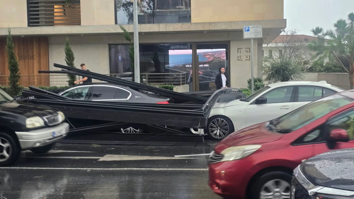 Εκτεταμένες ζημιές σε αυτοκίνητο στη λεωφόρο Γρίβα Διγενή στην Πάφο