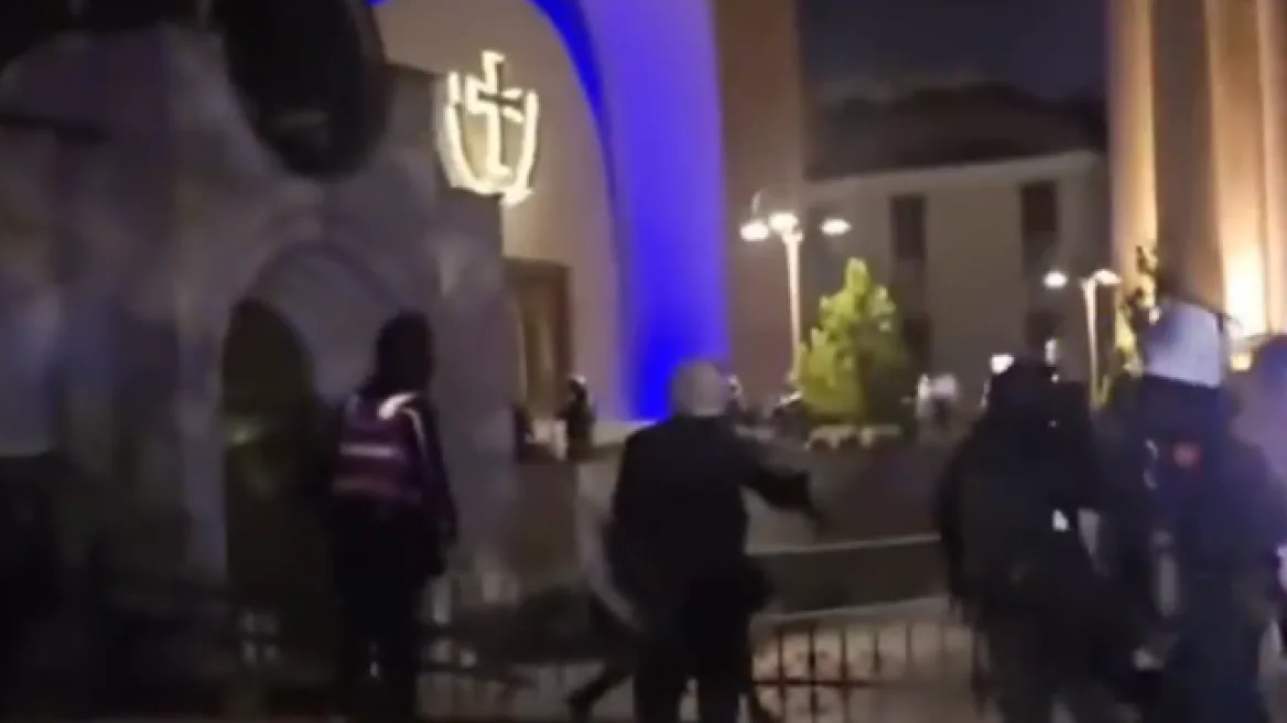 Τίρανα: Σκηνές χάους και οδομαχίες έξω από τον Καθεδρικό Ναό της πόλης